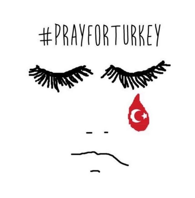 Dünyanın bir çok yerinden insanlar, #prayforturkey ve #prayforistanbul (Türkiye için dua et) etiketleriyle sosyal medya üzerinden Türkiye'deki terör saldırısını lanetleyen mesajlar paylaşıyor.