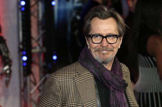 11 Gary Oldman 3,294 milyar dolar 