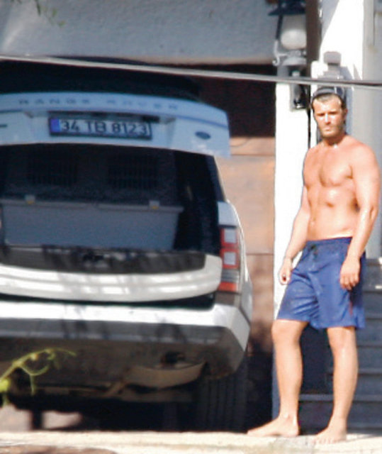 Nuri ALTUNTAŞ/HABERTÜRK MAGAZİN - Kıvanç Kaslıtuğ iftiharla sunar! Bodrum tatili sırasında, 450 bin TL'ye satın aldığı sürat motorunda çekilen göbekli fotoğrafı sonrası adı Kıvanç Yağlıtuğ'a çıkan yakışıklı oyuncu, eleştirilere kulak verdi. Yeni dizisi öncesi sıkı bir diyet ve spor programıyla form tutan Tatlıtuğ, önceki gün Yalıkavak'taki evinin önünde görüntülendi.