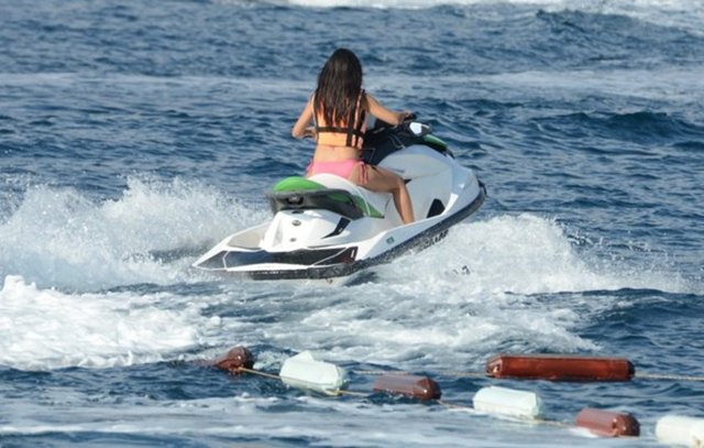 Dizideki rol arkadaşı Hilal Altınbilek'le tatile çıkan Kumaş, bir ara onu locada bırakıp jet-ski'yle denize açıldı.Artistik hareketleri kıyıdakiler tarafından ilgiyle izlenen oyuncu, bu konuda usta olduğunu kanıtladı.