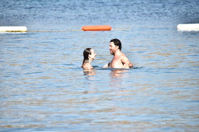 Bir kadın arkadaşıyla birlikte denize giren ve samimi görüntüler sergileyen Kınay, denizden çıktıktan sonra stand up şov yaptığı arkadaşlarını kahkahaya boğdu.