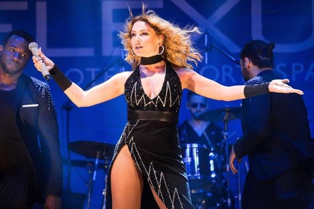Hadise, bayramın ikinci günü Kıbrıs'ı salladı. Bir otelde sahne alan güzel popçu, herkese mutluluk dolu bir bayram diledi.