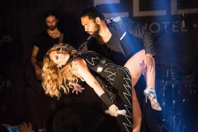 Hadise'nin dansçısıyla yaptığı seksi şov büyük beğeni topladı. - HABERTURK MAGAZİN