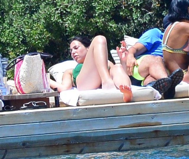 Türkbükü'ndeki bir plajda kız arkadaşlarıyla güneşlenen Zehra Çilingiroğlu, daha sonra yemek için mekanın teras katına geçti. (Hürriyet)