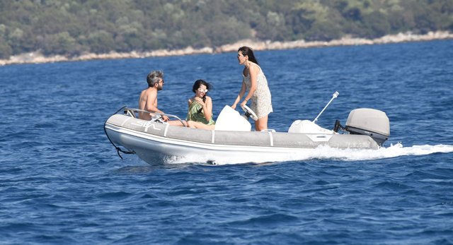 Ceylan Çapa ve Serkan Uçar, en son Bodrum'da görüntülendiler. Serkan Uçar'ın Bodrum Türkbükü'ndeki teknesinde bayram tatilini geçirecek olan genç çift, aşk dolu anlarıyla objektiflere yansıdılar.
