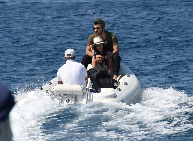Serkan Uçar, botla teknelerine giderken Ceylan Çapa'yı sararak bir an olsun kollarından bırakmadı. Bir süre teknede dinlenen Ceylan Çapa ve Serkan Uçar, daha sonra yakın arkadaşlarıyla bir sürat teknesine binerek Ege'nin eşsiz koylarını dolaştılar.