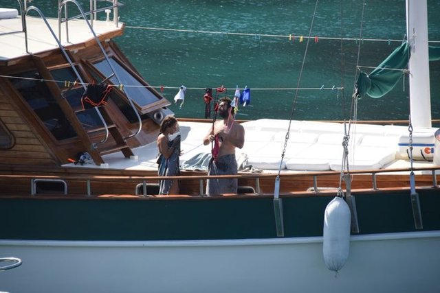 Kiraladıkları teknede tatil yapan sevgililerin sürekli şakalaşmaları ve keyifli halleri dikkat çekti.