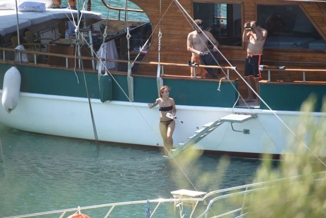 Ünlü çift bir ara sıcaktan bunalarak şnorkellerini takıp dalış yaptı.