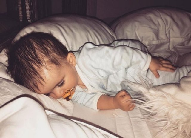 "Sevgili oğlum. Sen benim meleğimsin ve seni ölene kadar seveceğim. Yolculuğun eğlenceli ve kaderin güzel olsun. Pusulan umut, gerçek ışığın olsun."