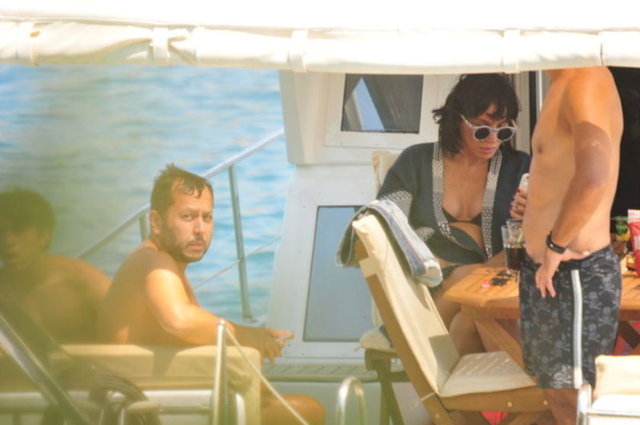 Bu arada eşi sudayken teknede kalıp meyve atıştırmayı tercih eden Gülşen'in göbeğinin hayli belirginleştiği gözden kaçmadı.  (Hürriyet)