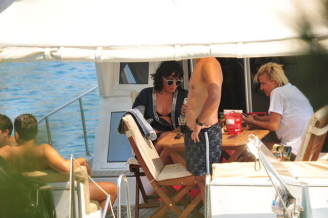 Çift, önceki gün tekneyle denize açıldı. İlk olarak Cennet Koyu'na demirleyen tekne, akşamüstü Güvercinlik'e dümen kırdı.