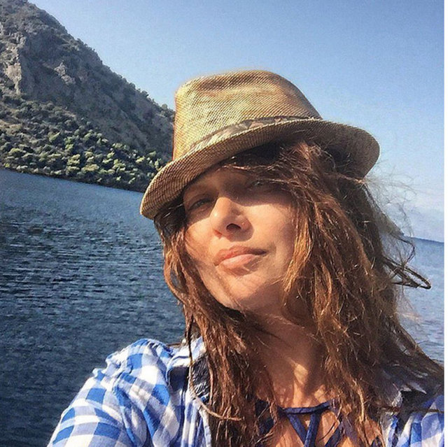 NURGÜL YEŞİLÇAY - Tamam pek güzeliz,pek eğleniyoruz da anamız babamız olaydı da bizde bayramı bahane edip kocaman sarılaydık!!!Yaptığı baklavayla dieti bozaydık!!!Annenin attığı terliğe kurban bi bayram olsun inş!!!hadi hadi erteleme!!!Hala iyi bayramlar