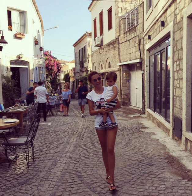 ECE ERKEN Hep kucağında diyen 1-2 arkadaş;arabasına binerken anne diye bağırıyor olay bitiyor. Bel,sırt ağrımı sormayın. Herkese iyi geceler,yarın yeni bir gün...Herşey güzel olsun...