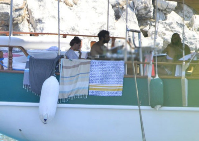 Arkadaşlarının da eşlik ettiği çift, gün boyu Müslüm Gürses ve MFÖ şarkıları dinledi.