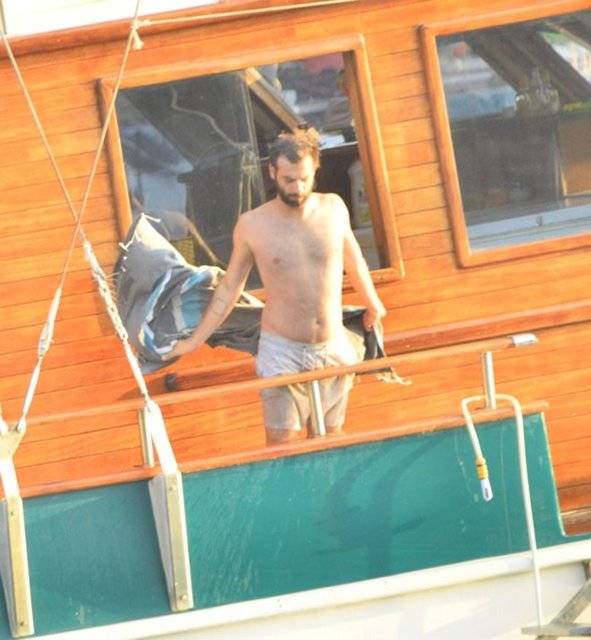 Kaleli ve Terzioğlu denize girmek istediklerinde, önce drone uçurup etrafı kontrol etti. Kimsenin olmadığından emin olduktan sonra ise denizin tadını çıkardı. (Hürriyet)