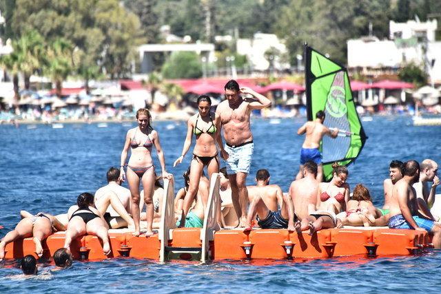 Bitez'de objektiflere takılan ikili, bir süre yüzdükten sonra dubalarda dinlendi.
