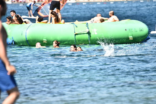 Sevgilisinin elinden tutarak dubaya çıkmasına yardımcı olan Hakkı, centilmen tavrıyla takdir topladı. Bir süre güneşlenen çiftin romantik halleri dikkatlerden kaçmadı.