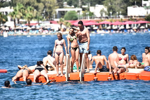 Nuri ALTUNTAŞ/ HABERTURK MAGAZİN - Oyuncu Burak Hakkı, sevgilisi Gülşen Potuk'la birlikte Bodrum'da tatil yapıyor.