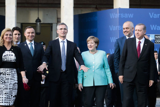 Liderler burada, aralarında NATO'ya ait AWACS'ın da bulunduğu müttefik ülke uçaklarının geçişlerini izledi.