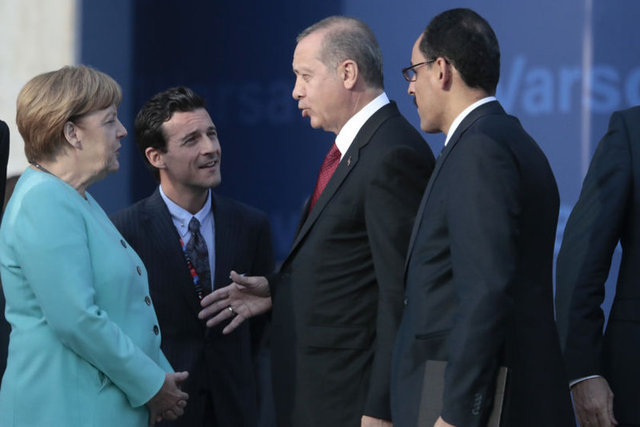 NATO Devlet ve Hükümet Başkanları Zirvesi kapsamında müttefik ülkelere ait uçaklar, zirvenin yapıldığı Ulusal Stadyum'un üzerinden geçiş yaptı.