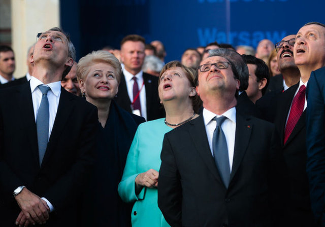 Uçuş gösterisi öncesi Cumhurbaşkanı Erdoğan, Almanya Başbakanı Angela Merkel ile bir süre sohbet etti.