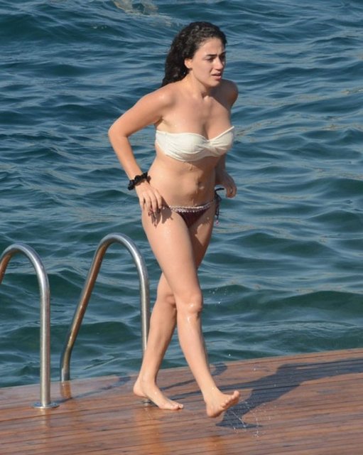 Hürriyet'te yer alan habere göre, Çıtak, plakçısı ve arkadaş grubuyla geldiği plajda geç saatlere kadar kalıp deniz keyfi yaptı.