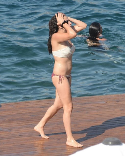 Dilan Çıtak, bikinili görüntülenme endişesiyle iskeleye çıkar çıkmaz koşar adım şezlonguna gitti.