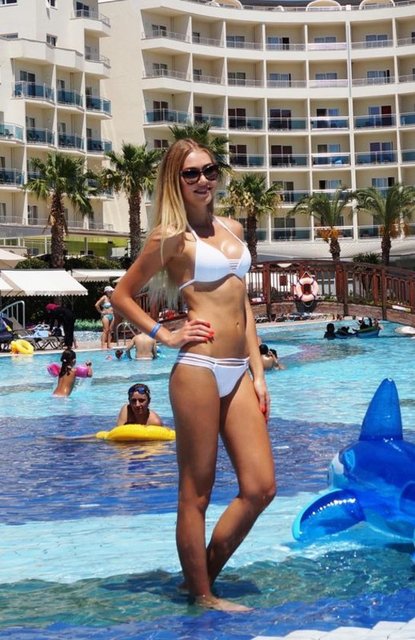 Üstelik bize çok yakın. Uçakla sadece 2.5 saat. Burada olmaktan çok mutluyum. Döndüğümde ise sadece tavsiye değil, herkesi Türkiye'ye Kuşadası'na davet edeceğim. Türkiye'nin gönüllü Turizm elçisi olacağım." 