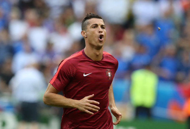 Kale direklerini ve korner bayraklarını kaplayan güveleri temizlemek için görevliler yoğun çaba sarfetti.