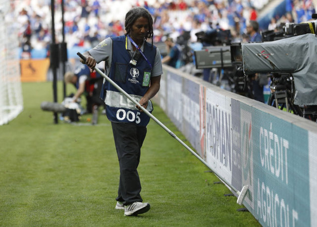 Stat içinde onlarca güveyi görevliler temizlemeye çalışırken taraftarlar ve saha içinde bulunanlar zor anlar yaşadı.