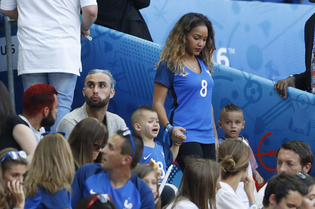 Kale direklerini ve korner bayraklarını kaplayan güveleri temizlemek için görevliler yoğun çaba sarfetti.