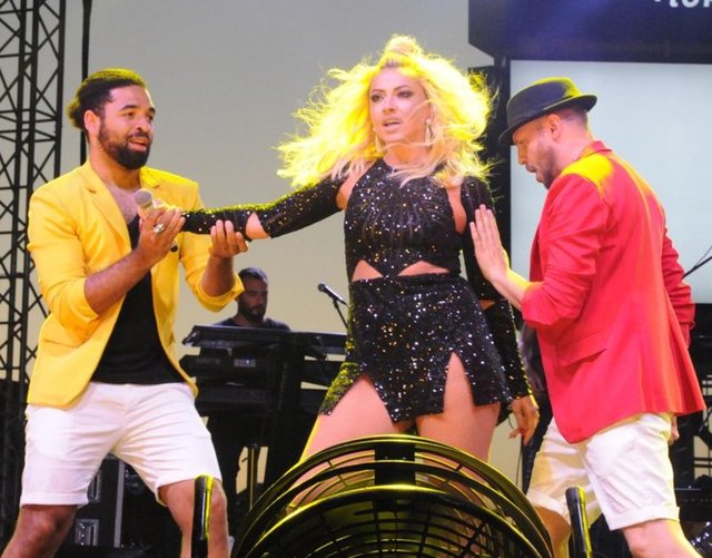 Sahne öncesi basın mensuplarının sorularını yanıtlayan Hadise, "Sanatçı dostlarınızı ablanızın sahibi olduğu La Plaj'a mesaj atarak davet ettiğiniz söyleniyor" sorusuna "Kesinlikle öyle bir şey yok. Sadece Murat'ıma (Boz) mesaj attım. Çok yoğun olduğu için gelemedi" dedi. 