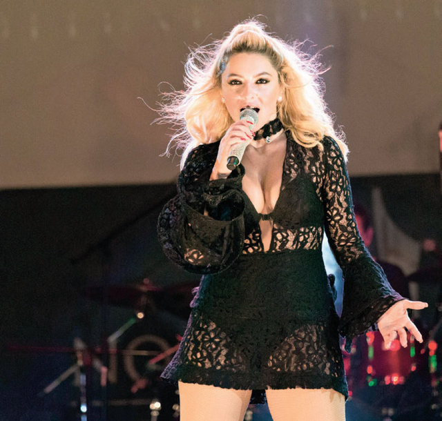 HT MAGAZİN - Hadise önceki akşam Kıbrıs'ta sahne aldı. Dans şovları ve sahne performansıyla göz dolduran güzel şarkıcı, yaklaşık 3 saat sahnede kaldı.