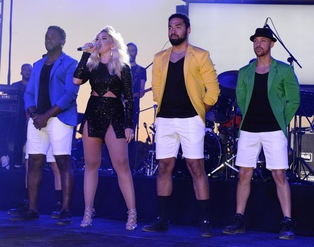 Fiziğiyle ilgili yapılan yorumlarla fazla ilgilenmediğini söyleyen seksi şarkıcı, "Kilolarımla ilgili çok şey konuşuldu. Ben Hadise olarak mutluyum. Mutlu olmasam ne sahneye çıkarım, ne cesur kıyafetler giyerim. Canım yemek istiyor, yiyorum ve kilo alıyorum. Canım spor yapmak istiyor, yapıyorum kilo veriyorum" diyerek tartışmalara nokta koydu.