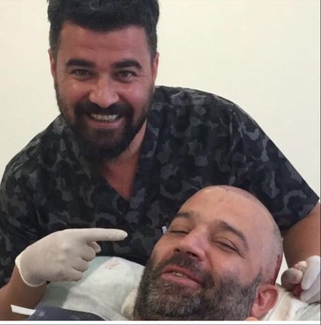 Geçtiğimiz gün saç uzmanı Serkan Aydın'a giden Şevket Çoruh, saç ektirdi.