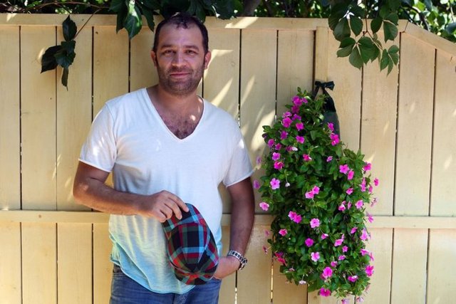 Uzun zamandır saçlarının seyrekliğinden rahatsız olan Çoruh, dizilerin sezon finali arasını değerlendirdi.