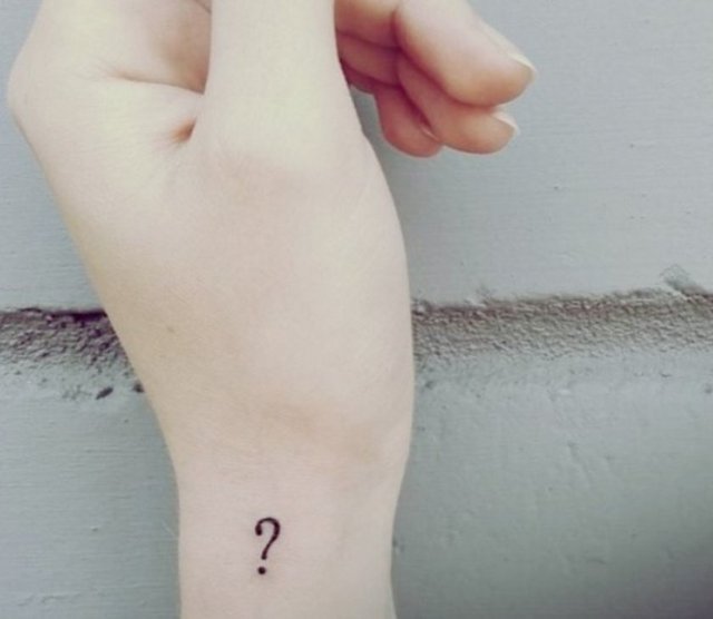 İkincisi ise, çabuk sıkılan biri iseniz, dövmenizi sürekli görebileceğiniz bir bölgeye yaptırmayın. Bu sezon, özellikle boyun, kulak arkası, el üstündeki küçük dövmeler çok trend. Küçük ama bir o kadar anlamlı dövmeler... Ayak bileği ve omuz her zamanki popülerliğini koruyor.