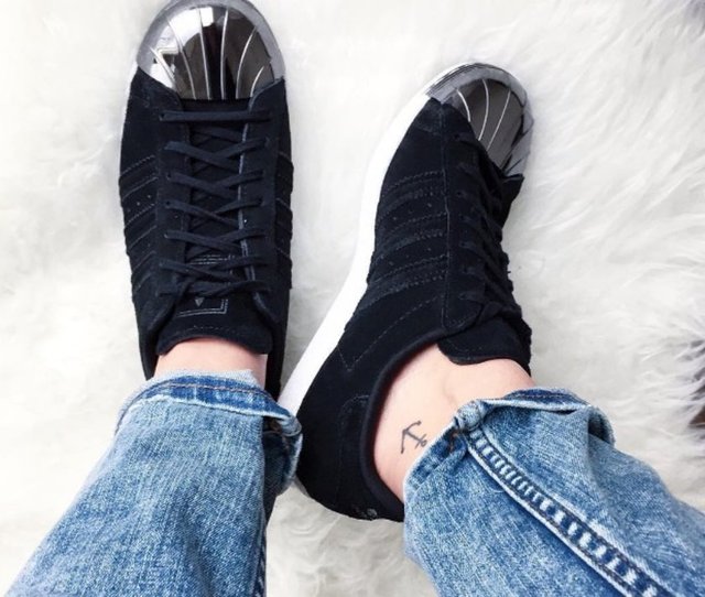 Cesaret istiyor, evet ama, çokta şık duruyor. Ben henüz tam olarak cesaretimi toplayamadım, ancak, mutlaka yaptıracağım. Mevsimin yaz olmasından dolayı, dövme yaptırmak için çok uygun bir dönem değil, çünkü, dövme yaptırdığınızda, bir süre güneşle temas etmemelisiniz.