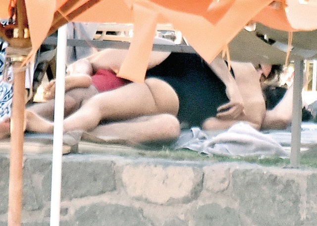 Gün boyu plajda vakit geçiren çift, gün batımını izlerken aşka gelip öpüşmeye başladı. 