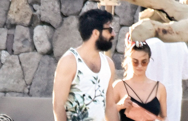 Meraklı bakışlara aldırmadan uzun süre öpüşen Soral ve Demirci, güneşin batmasının ardından plajdan ayrıldı. 