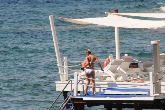 Hiç konuşmayalım. Dur sana bir kahve yapayım. Bir süre kalayım diyorum. Bir iki şarkı yazayım. Bir iki şiir dizeyim, bir ara dönerim" paylaşımıyla deniz hasretini dile getirmişti. 