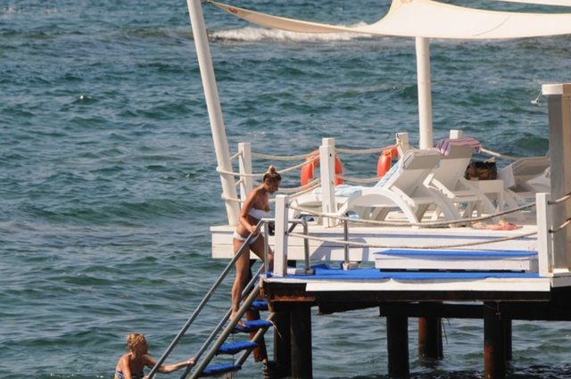 Ünlü popçu, beyaz bikinisinin üzerine taktığı vücut kolyesiyle plaj modasını yakından takip ettiğini gösterdi