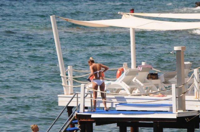 Yalıkavak'ta kaldığı otelin iskelesinden denize giren güzel popçu, tatiline başlamadan önce Instagram hesabından yaptığı "Sana geldim deniz. Mavine geldim.