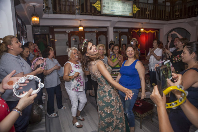 Tarihi Cağaloğlu Hamamı'nda gerçekleşen eğlencede Özerkan ve arkadaşları hamamın terasında gece boyunca kurtlarını döktü.