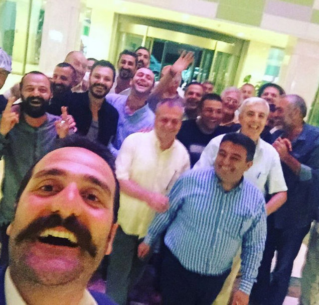 Timur Acar arkadaşlarıyla kına gecesinin yapıldığı yere gitmeden önce arkadaşlarıyla çekildiği bu kareyi Instagram hesabından "Kınayı basmaya geliyoruz hazır mısın? Eda Özerkan" notuyla paylaştı.