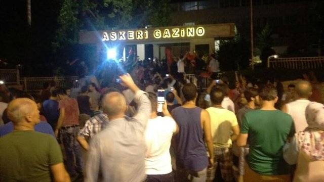 Antalya orduevinde toplanan bir grup kalabalık, "Asker kışlaya" sloganı atarak Cumhuriyet Meydanı'na doğru yürüdü
