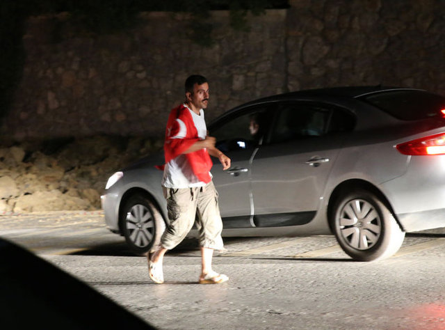 Çok sayıda vatandaş askeri kalkışmaya karşı tepki göstermek amacıyla Başbakan Binali Yıldırım'ın Tuzla'daki konutu yakınında toplandı.