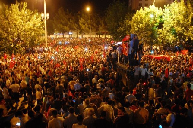Adıyaman'da halk sokağa döküldü. Belediye başkanı zırhlı aracın üzerine çıkıp halka seslendi