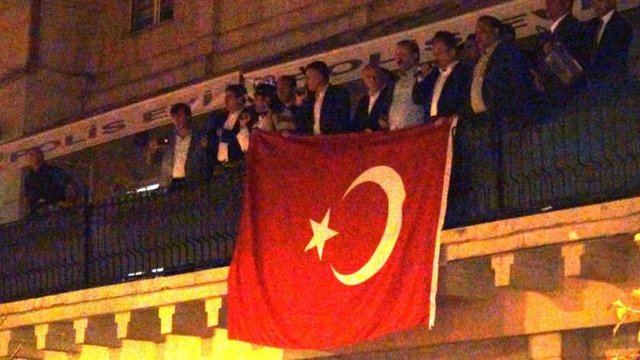 Türk Silahlı Kuvvetleri içindeki bir grubun darbe girişimi Erzurum, Erzincan, Kars, Ağrı, Ardahan'da halkı sokaklara döktü. Erzincan'daki Üçüncü Ordu ile Erzurum'daki 9'uncu Kolordu Komutanlıklarından tek asker kışladan dışarı çıkmadı.