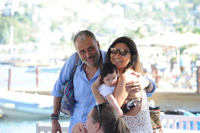 Önceki gün eşiyle Türkbükü'nde el ele görüntülenen Alkan incecik fiziğiyle şaşırttı.